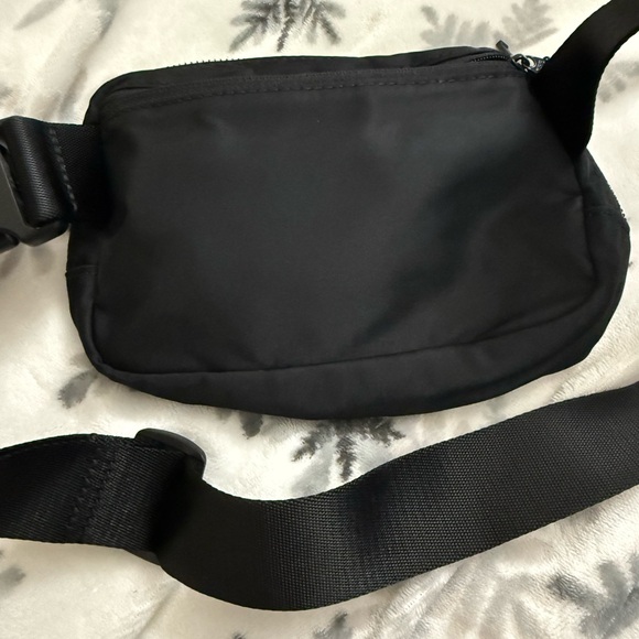 Lululemon Everywhere Belt Bag BLACK - Picture 5 of 5
